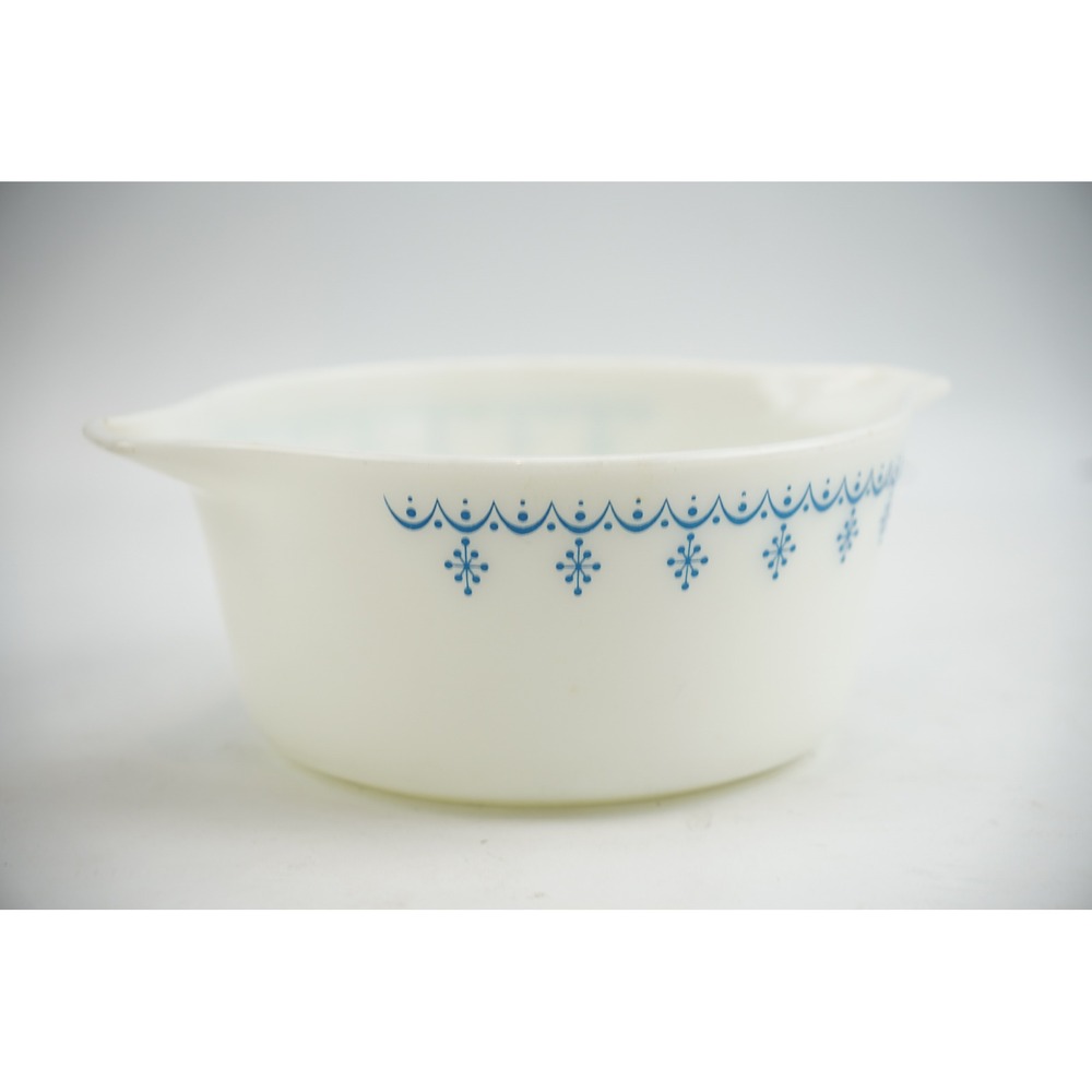 Pyrex Cinderella Casserole Dish 474-B Snowflake Blue White 1.5 Quart